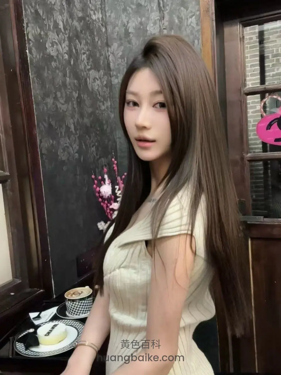 咖啡店桌前回头看镜头