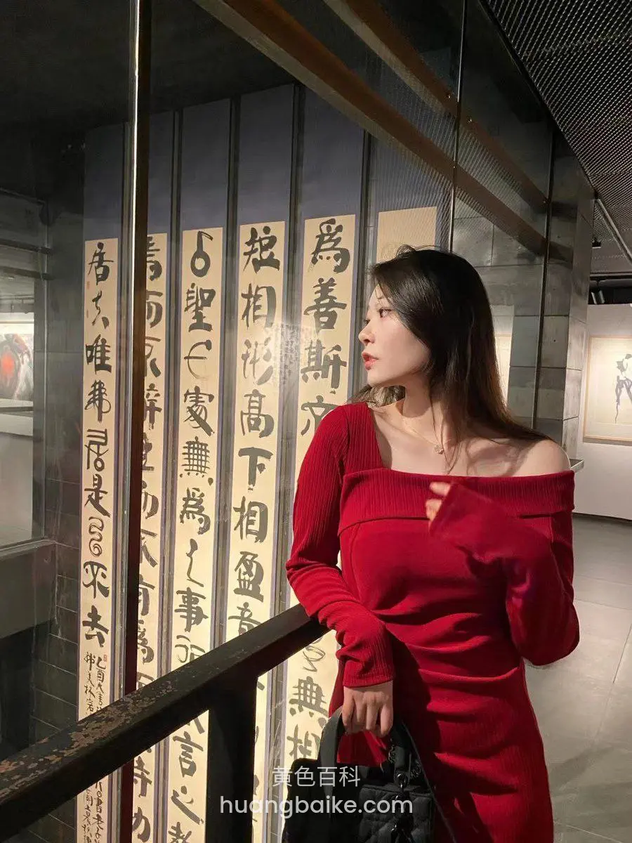 博物馆书法展厅扶栏前侧身看展板