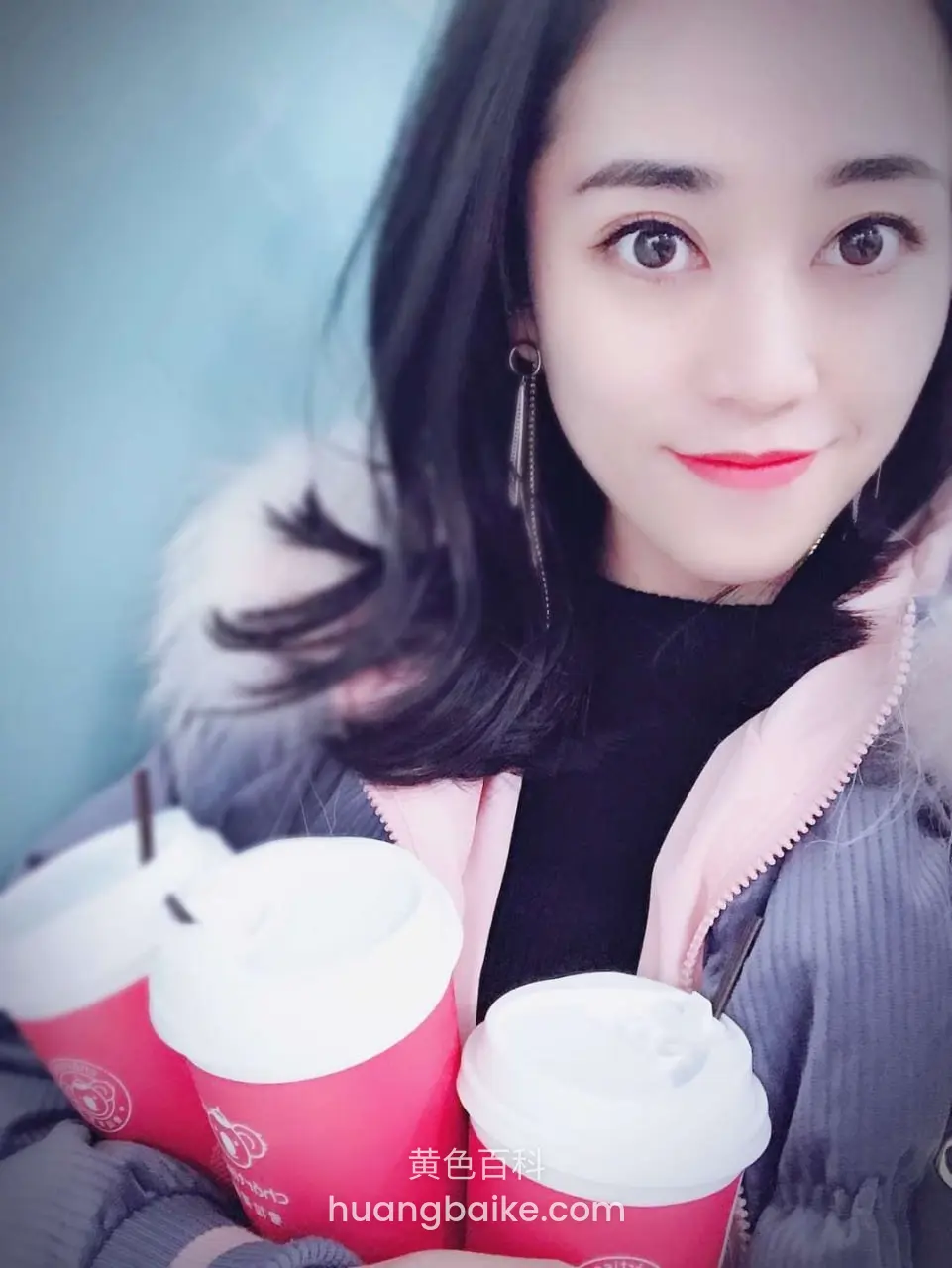 咖啡店前拿着三杯红咖啡自拍