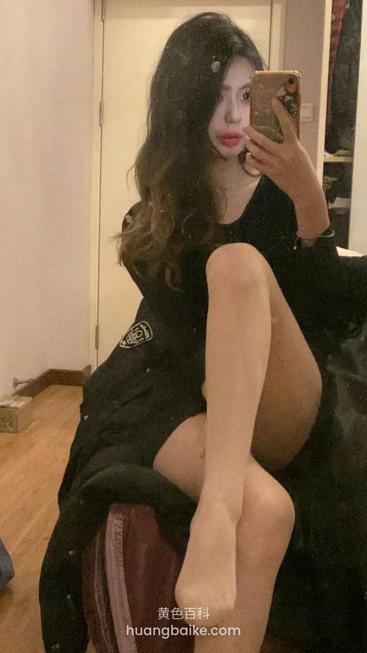 沙发上举手机自拍，腿抬起来