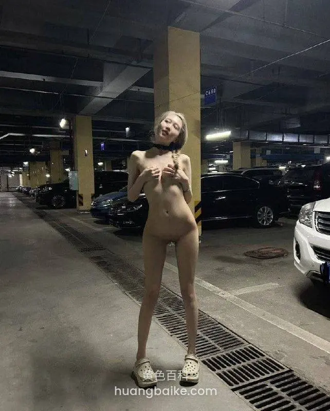 金发女生光着上身趴在床上，侧脸埋在男人胯间口交，表情专注