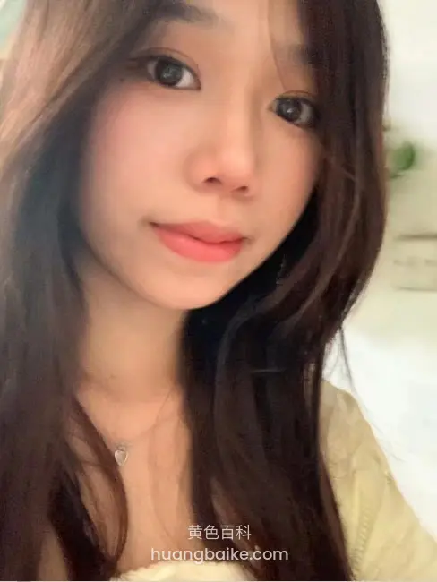 酒店房间里自拍，床头柜放着水