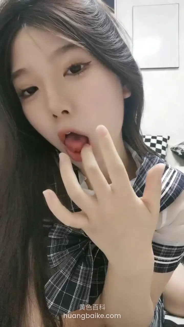 手指伸进嘴里舔着