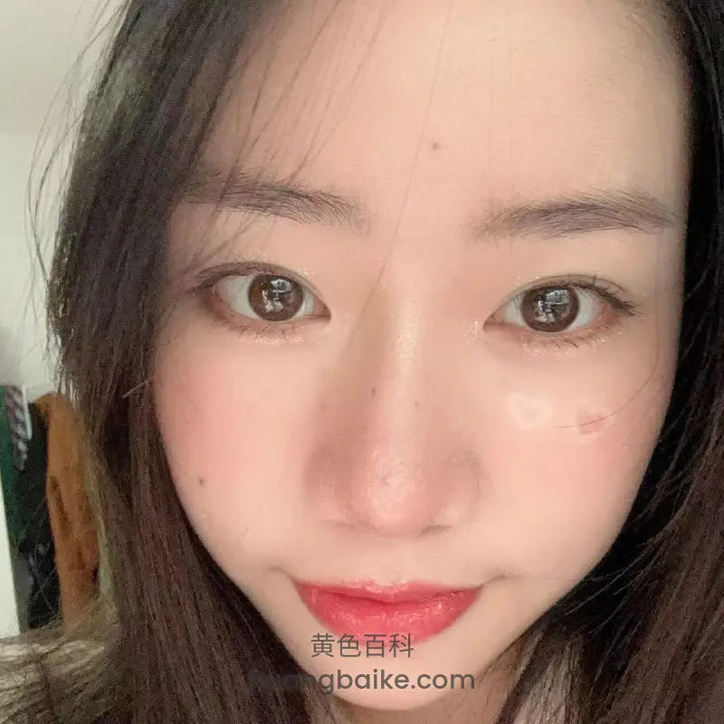 镜头怼着脸自拍，眼睛直视