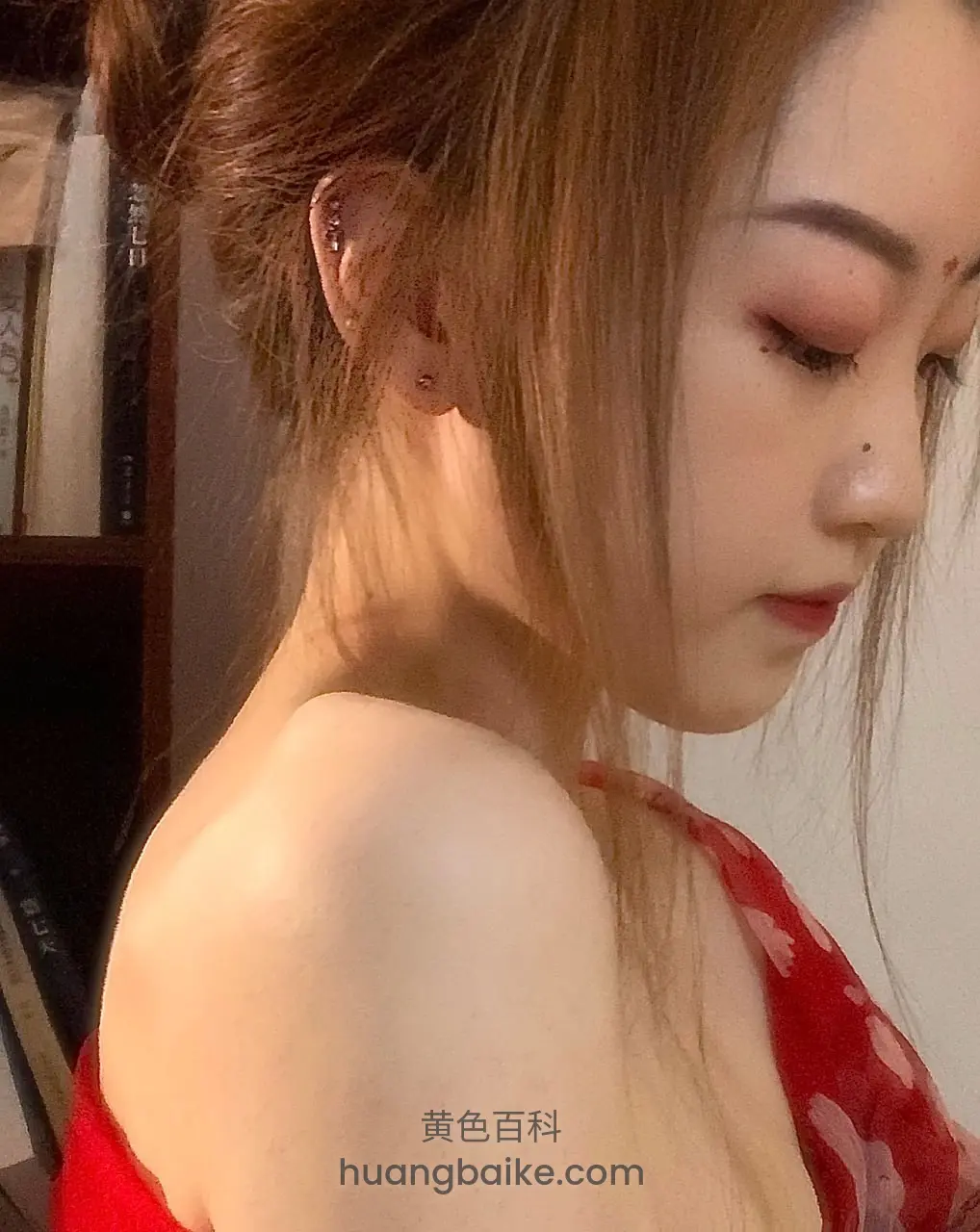 镜头怼着侧脸，身后书架上全是书