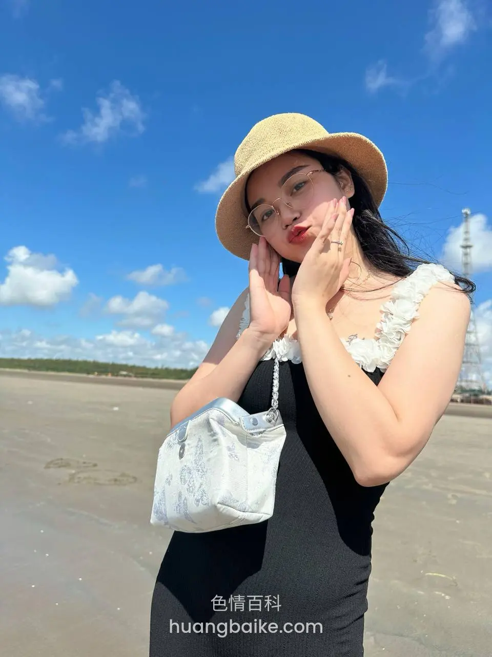 海边沙滩上站着，手捧着脸，镜头对着天空