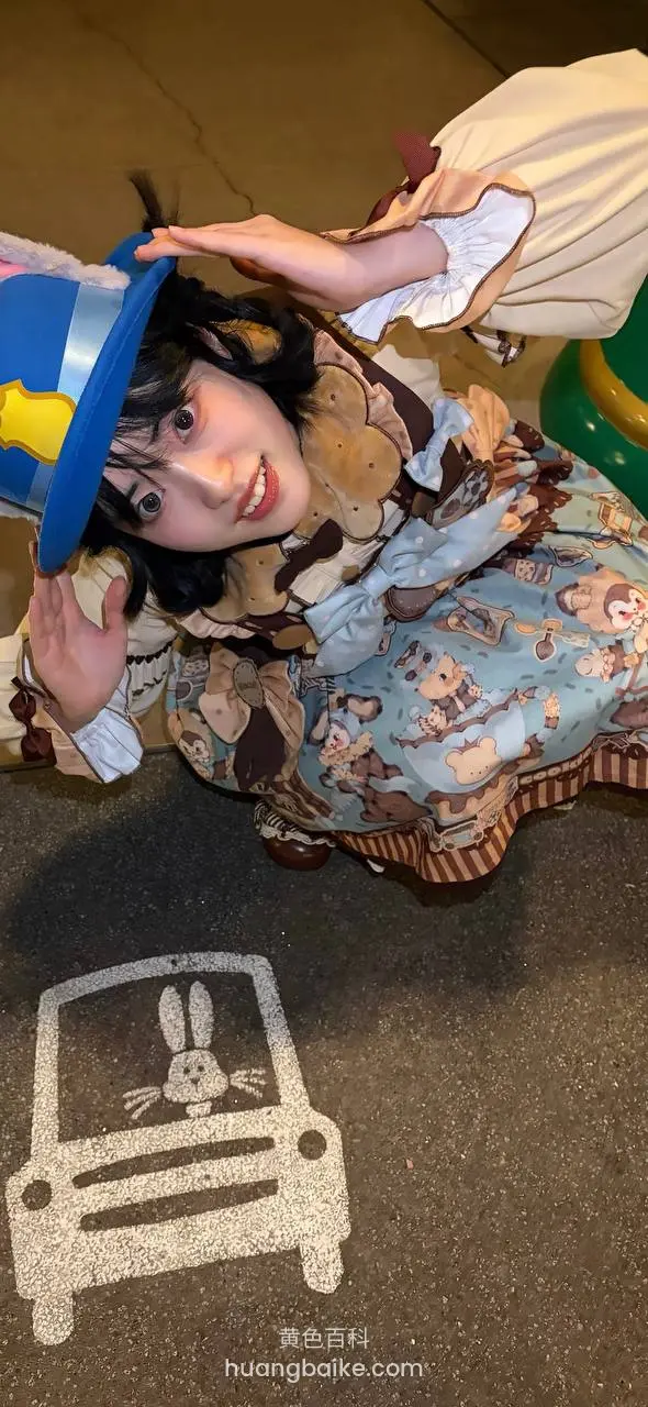 蹲在地上扶着警察帽，地上画着兔子车