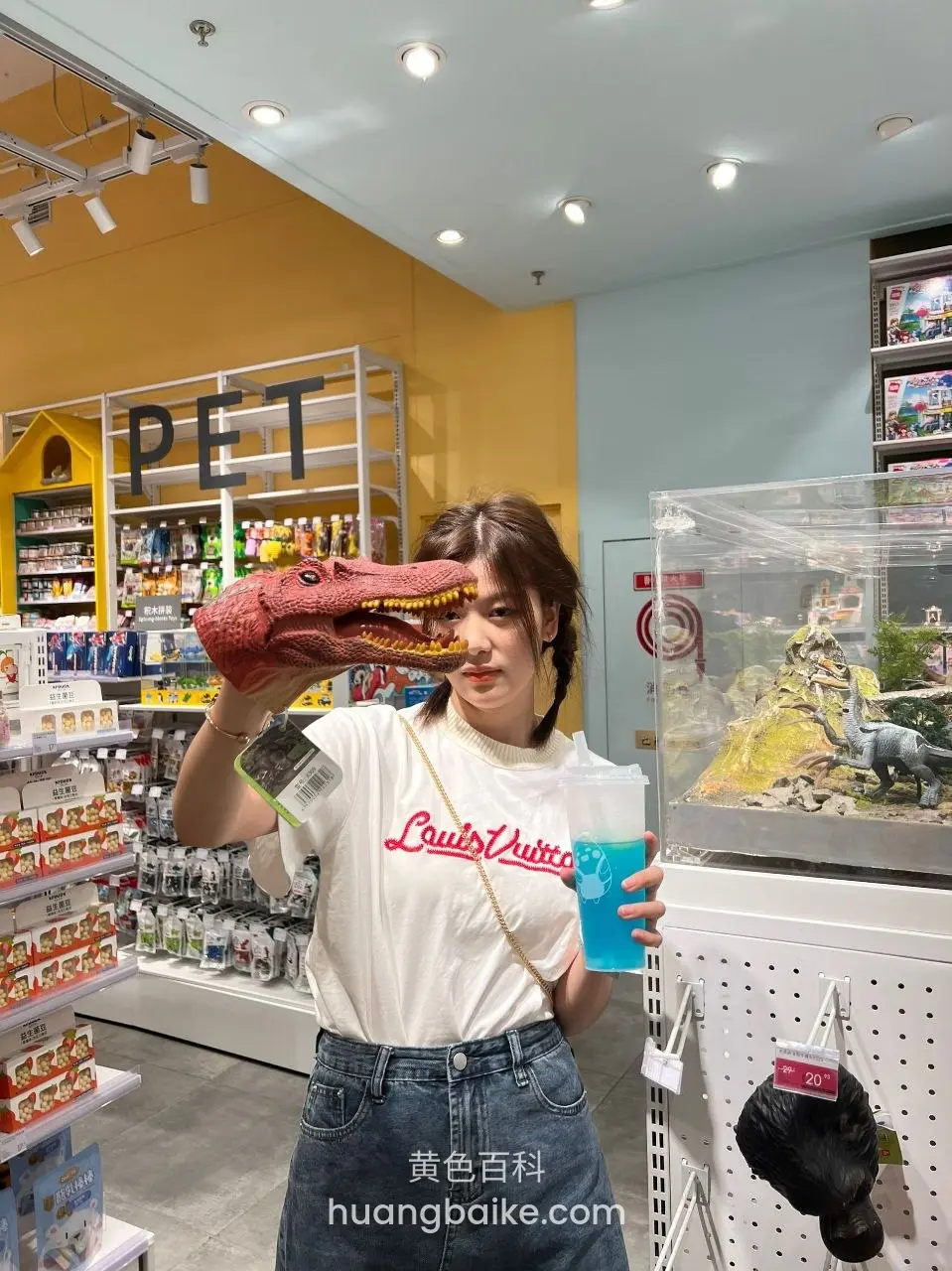 店里举着恐龙玩具，镜头对着脸