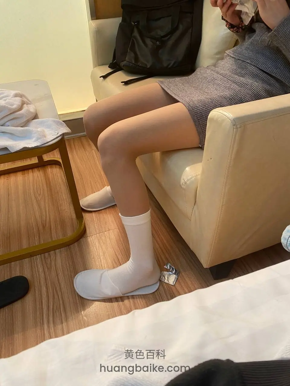 沙发边坐着穿白袜，镜头对着腿部