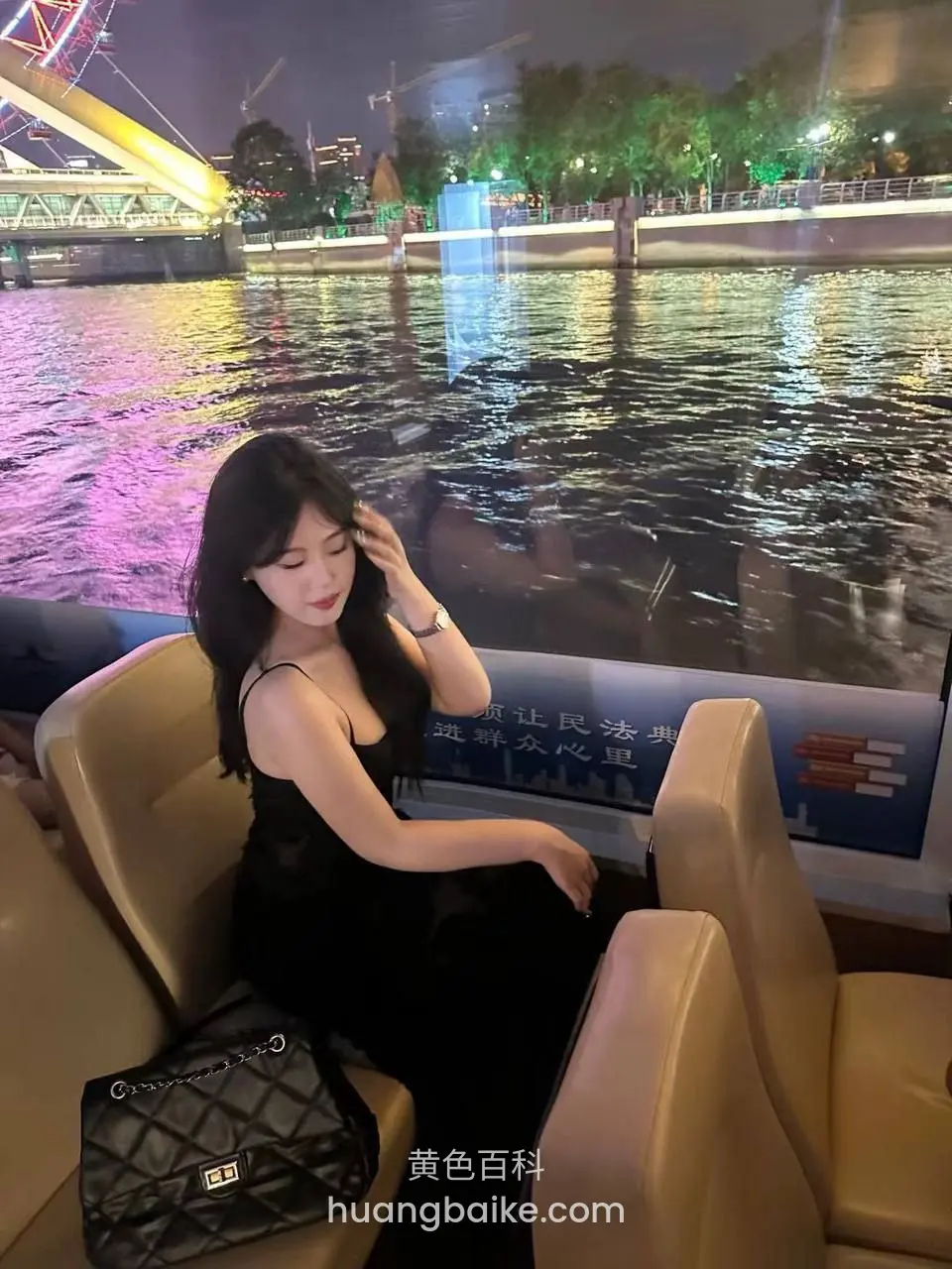船上夜景座位里手扶头发