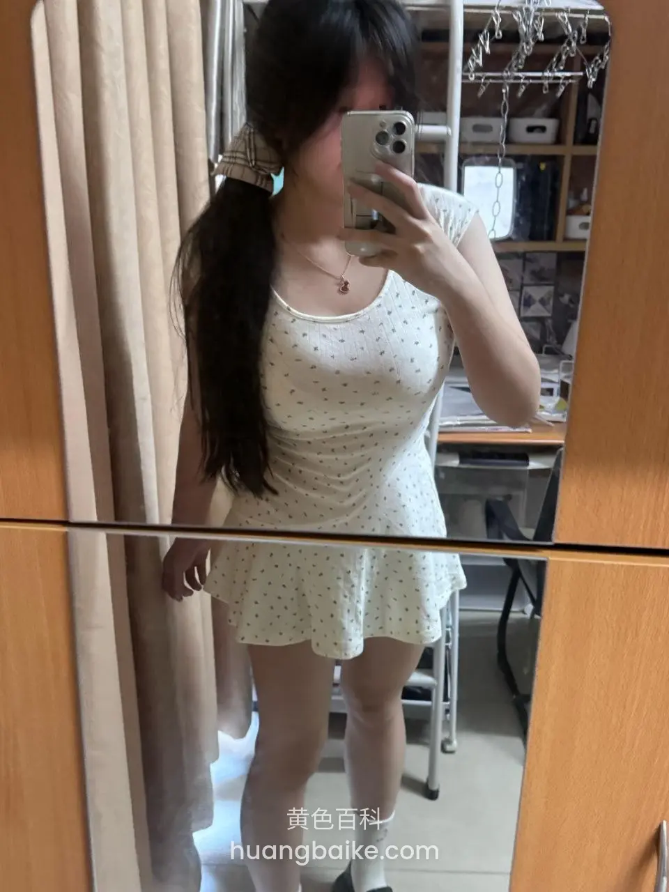 衣帽间镜子前举手机自拍