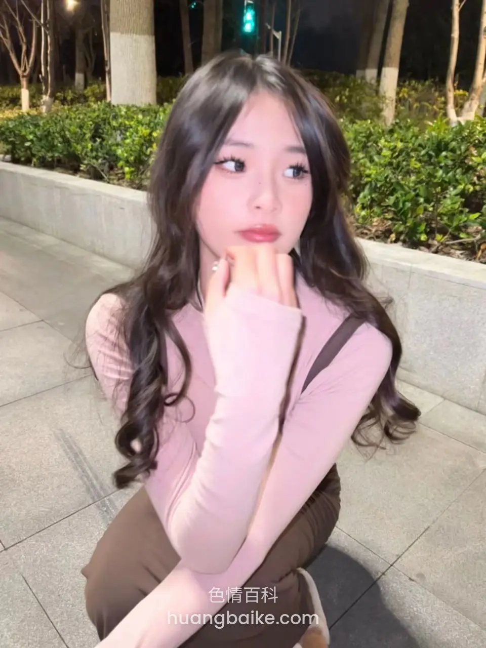 夜间路边绿植旁手托下巴看镜头