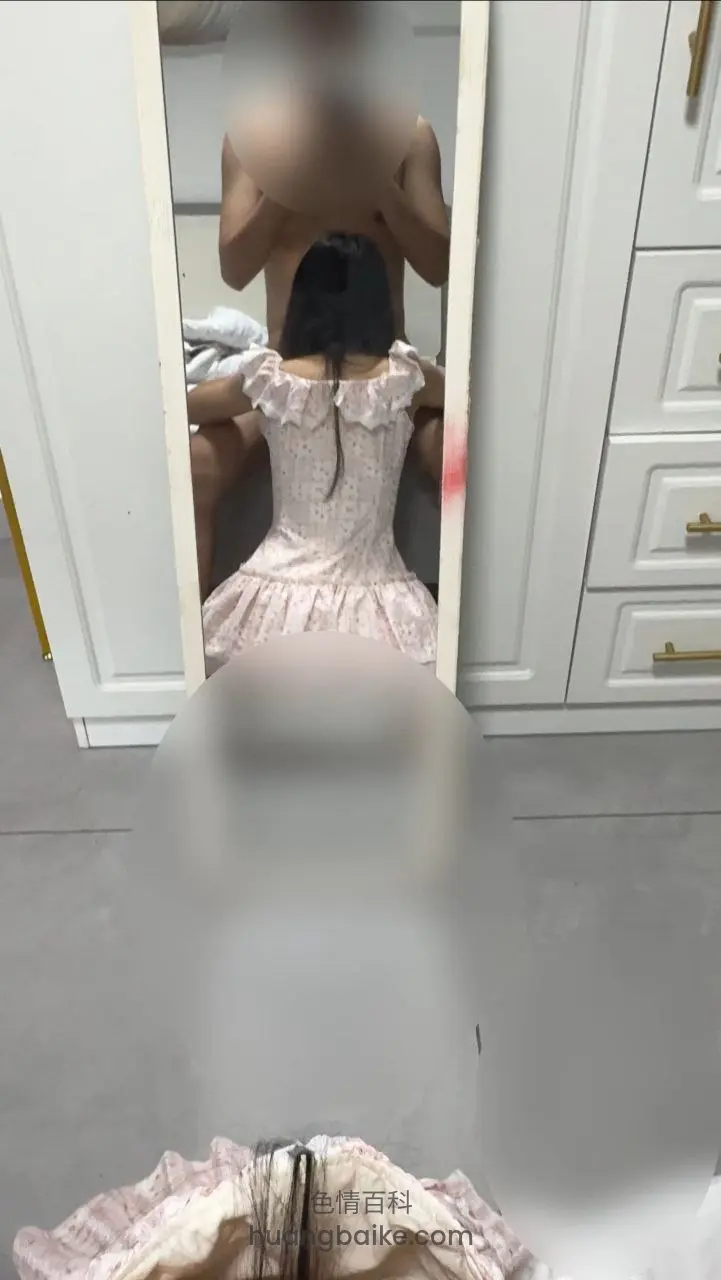 镜子前背对自拍，穿着粉色蓬蓬裙