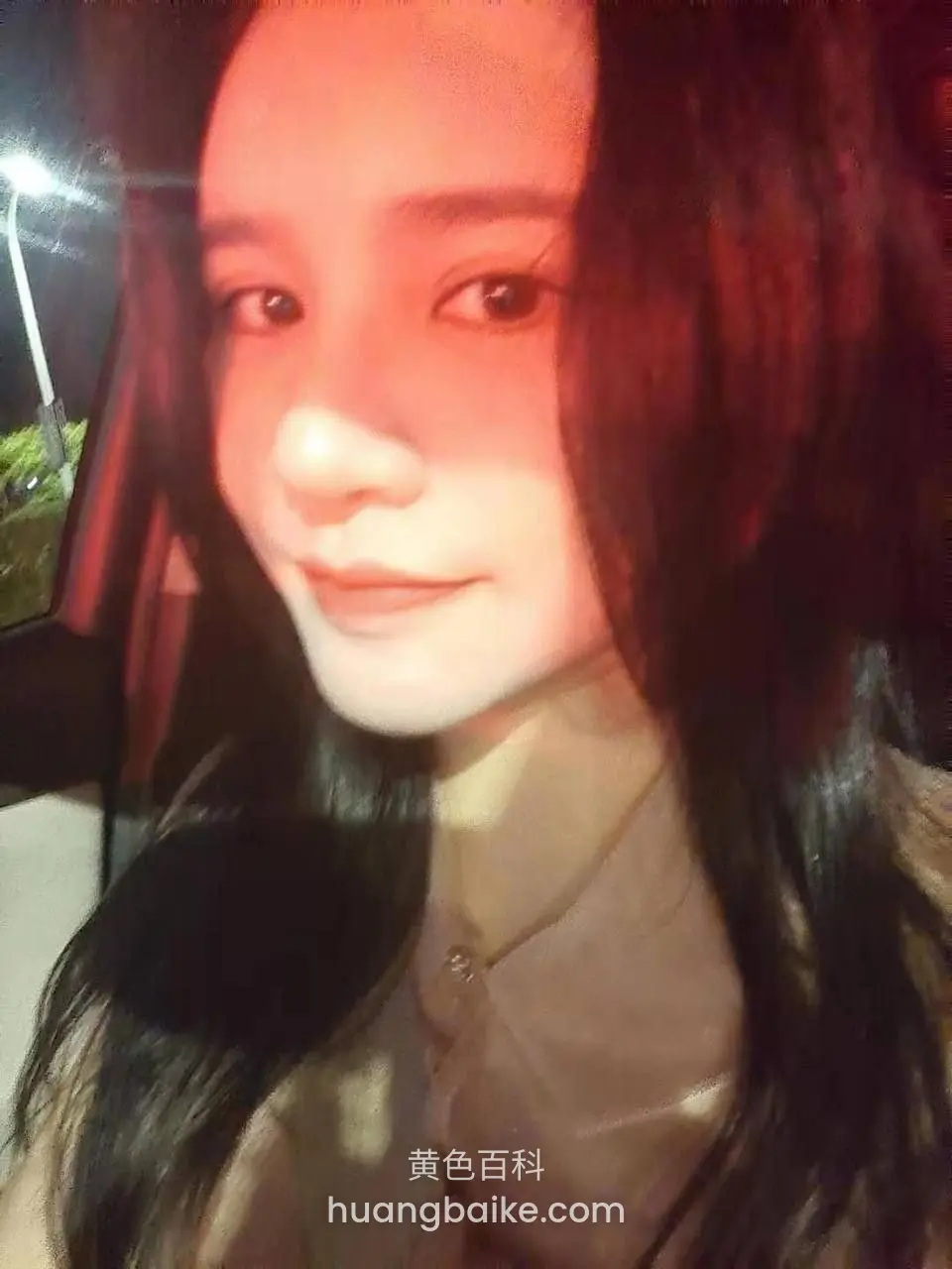 车里夜景自拍，路灯打在脸上