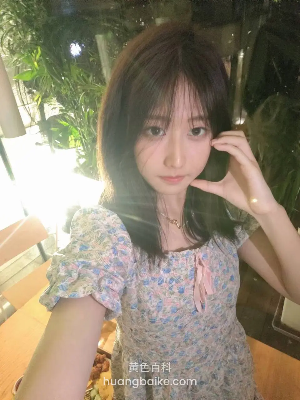 餐厅里举着手机，右手比着心形