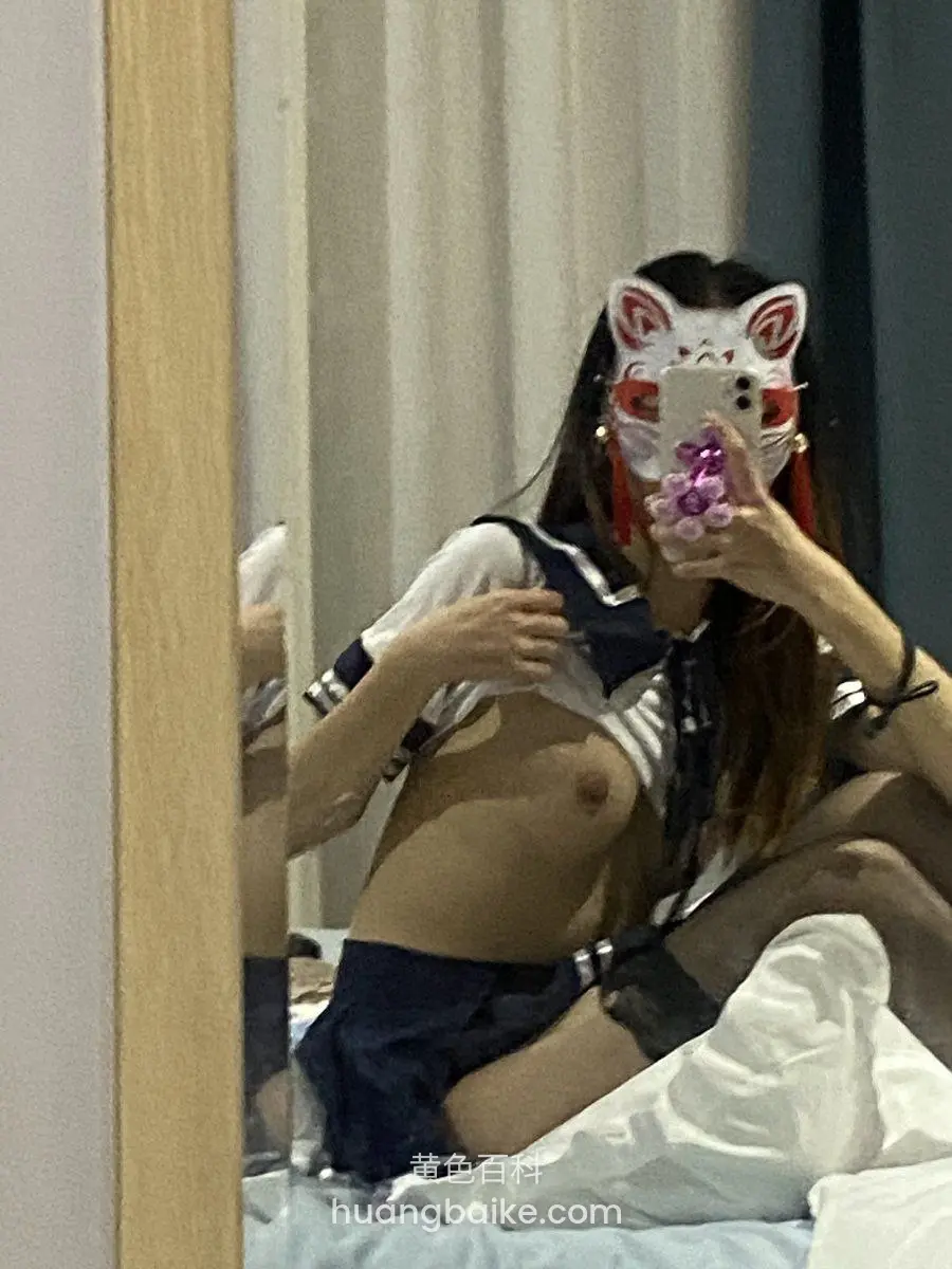 镜子前穿水手服掀上衣，手机举高