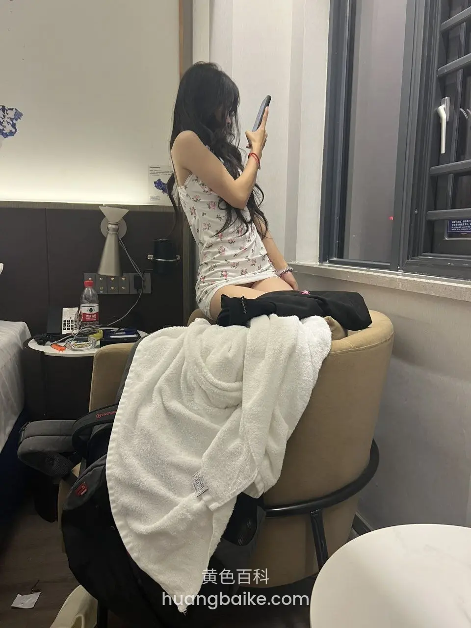 窗台边拿着手机看屏幕