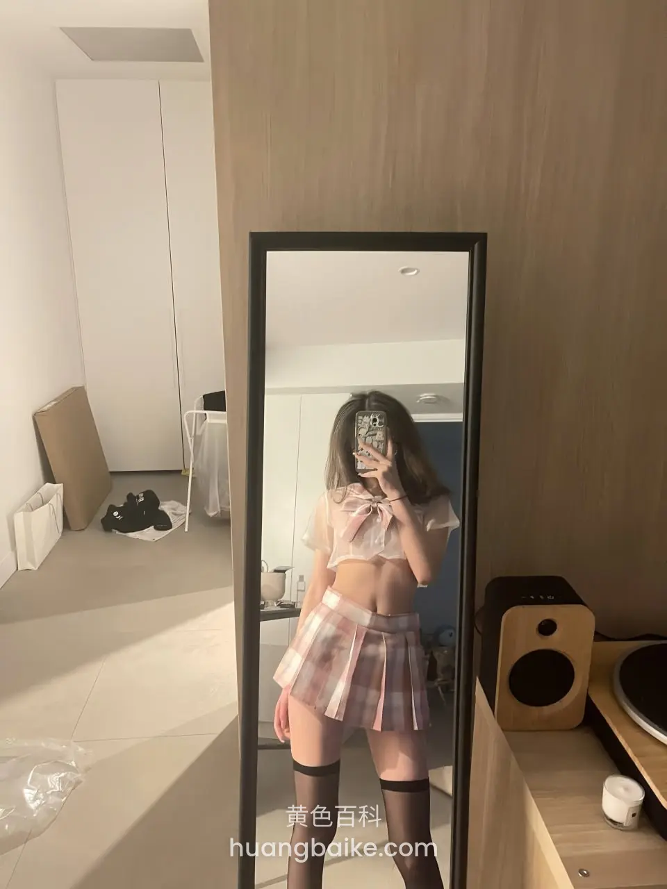 客厅镜子前，拿着手机拍全身