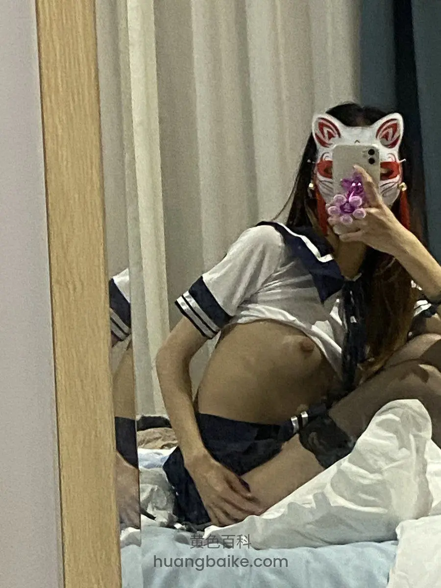 木门边镜子自拍，狐狸面具遮脸举手机