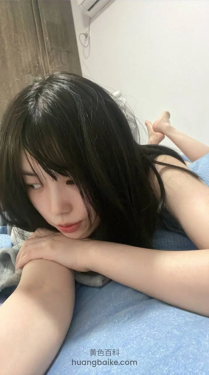 床上趴着，下巴枕胳膊看镜头