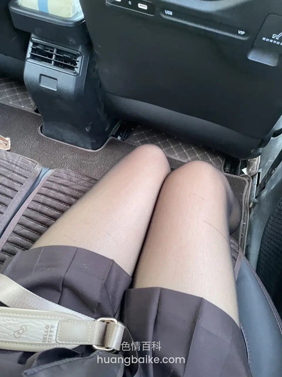 车后座镜头对着腿，安全带搭在裙子上