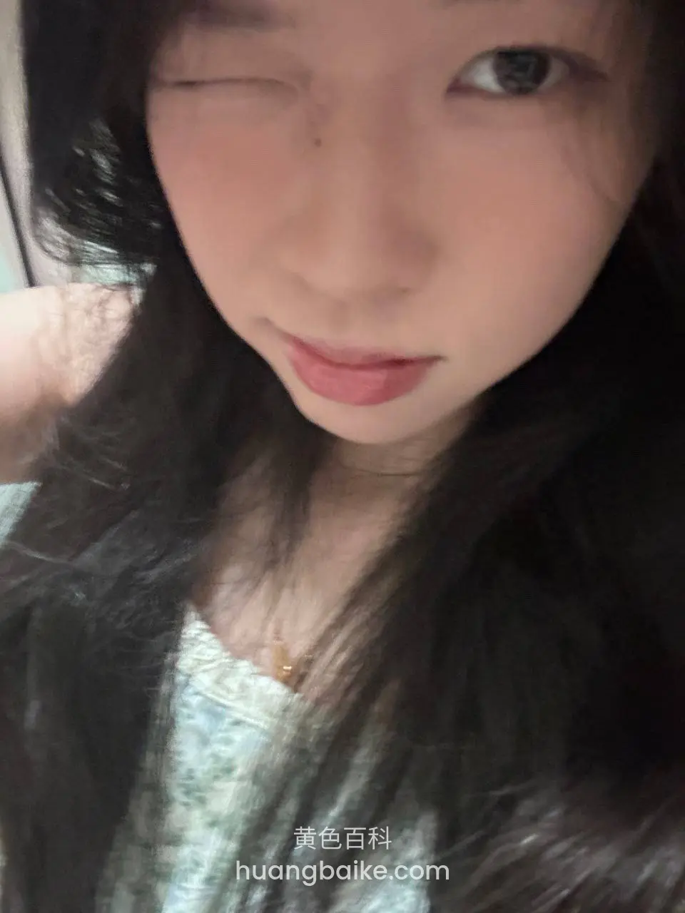 床头自拍眨一只眼