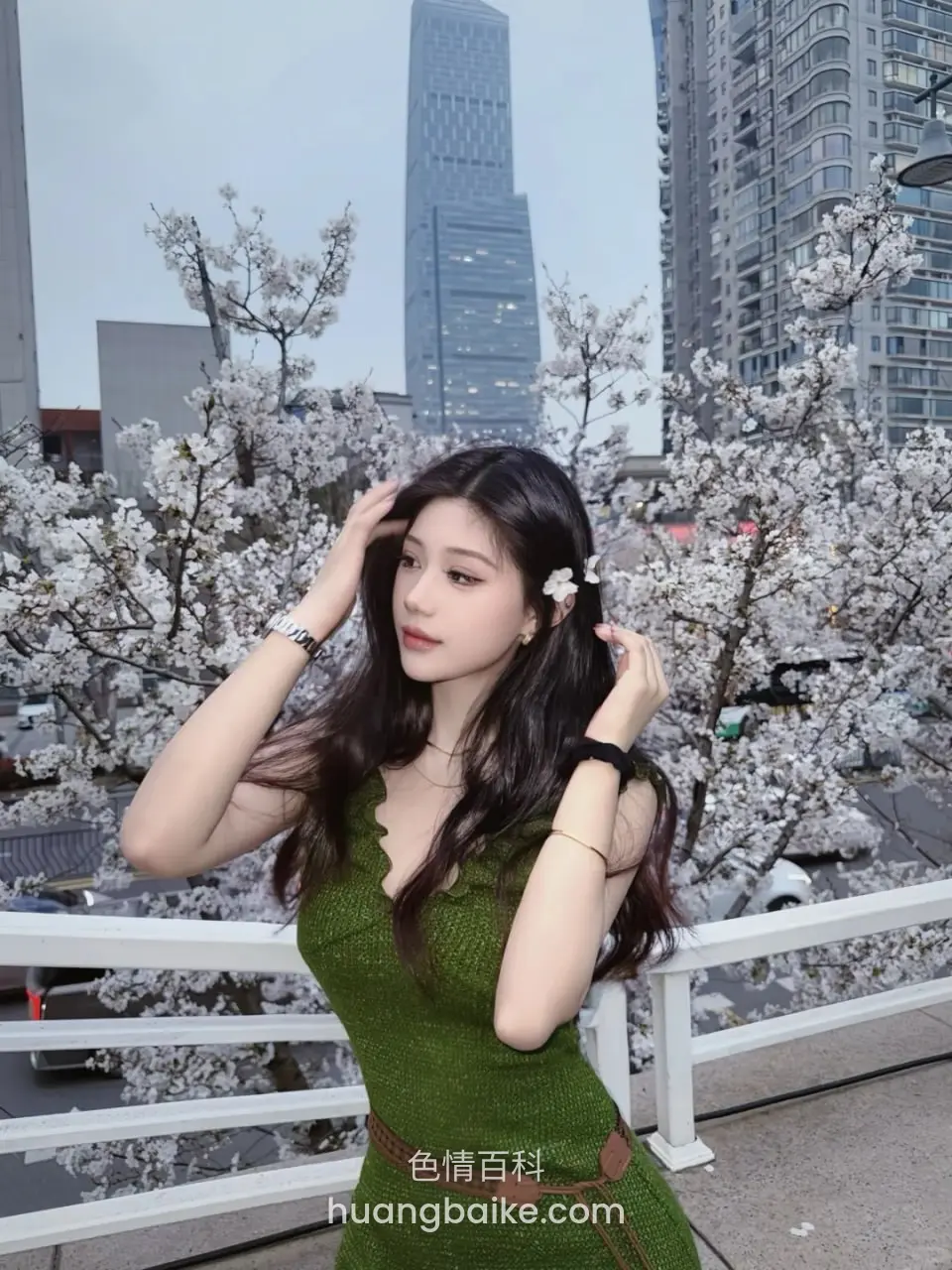 高楼樱花树前双手举在头发两侧