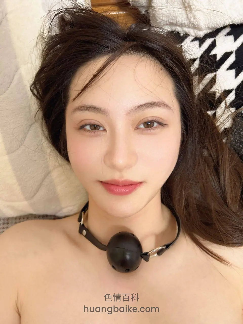 床上躺着 脖子戴黑球口塞