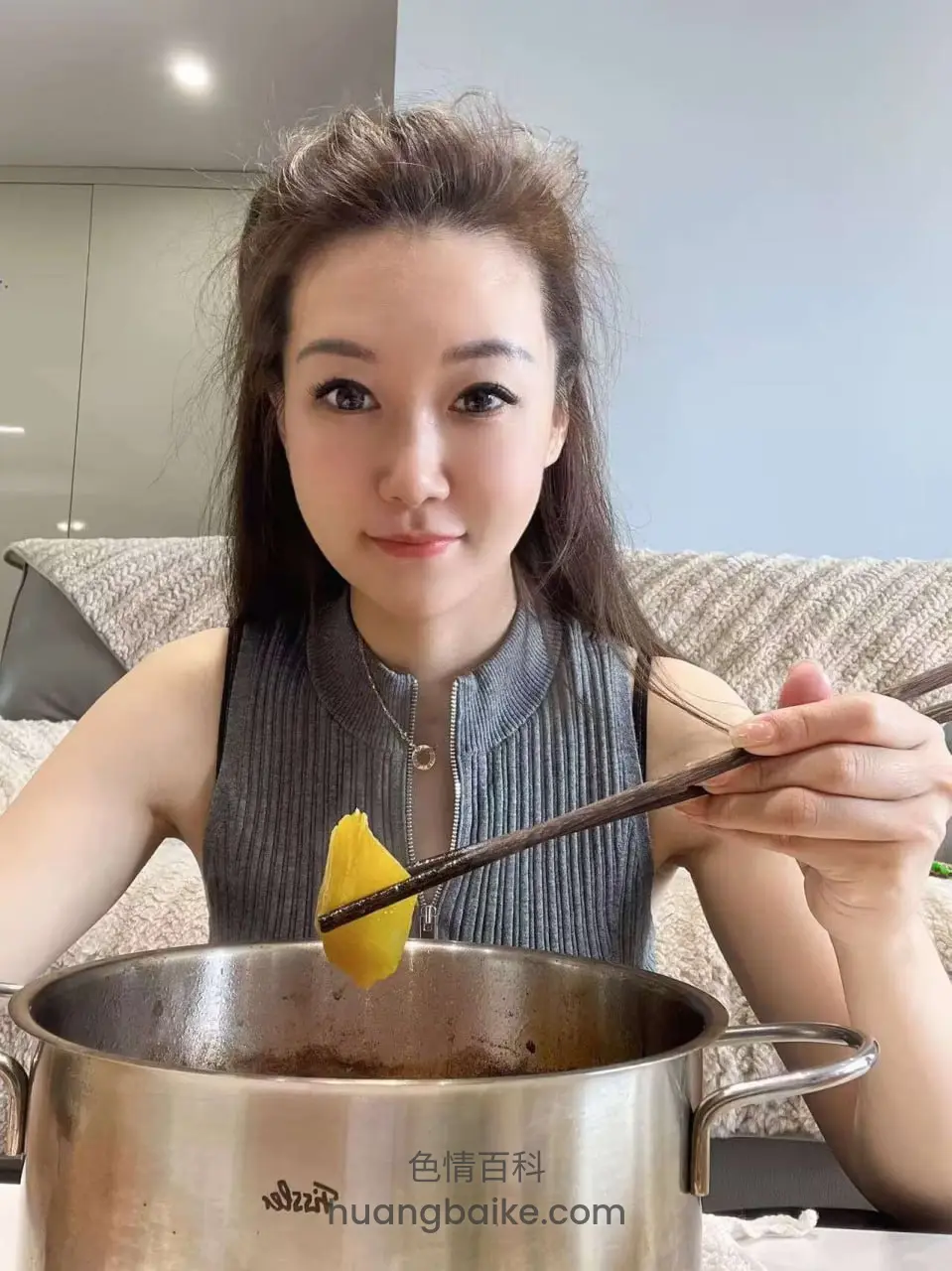 厨房里拿着筷子夹柠檬，大锅在面前