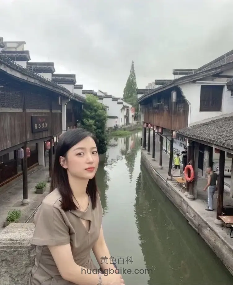河边古镇码头，靠着石栏看镜头