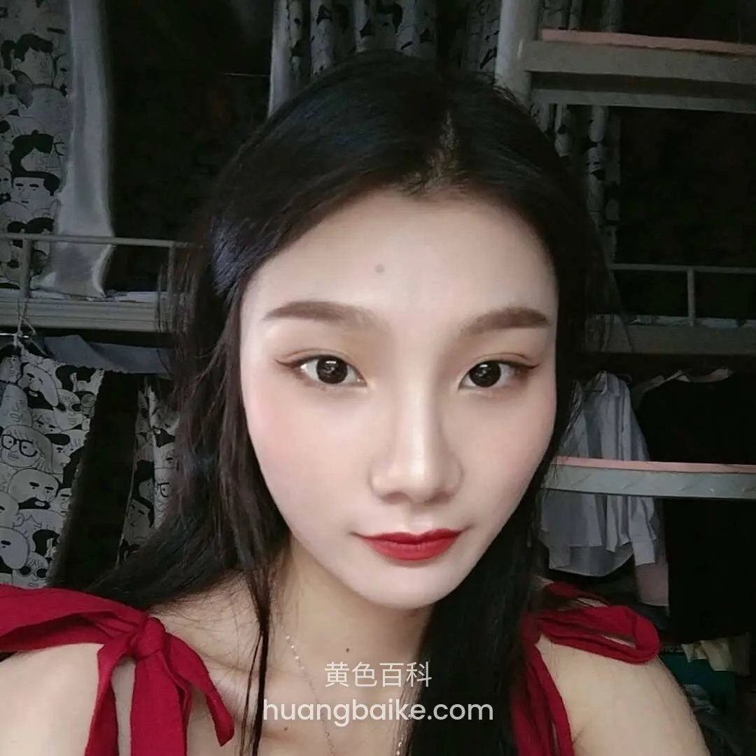 自拍特写对着镜头，身后是铁架床