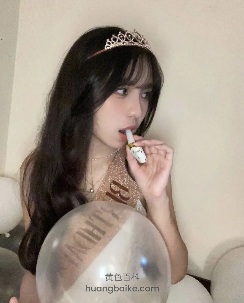 生日派对现场，拿着蜡烛吹气