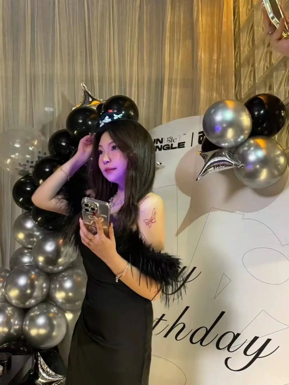 生日派对黑裙女子 手举手机自拍