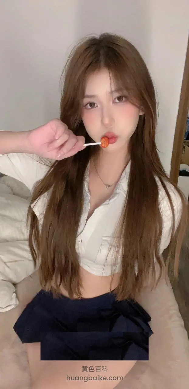 床上喂棒棒糖，别人手拿着