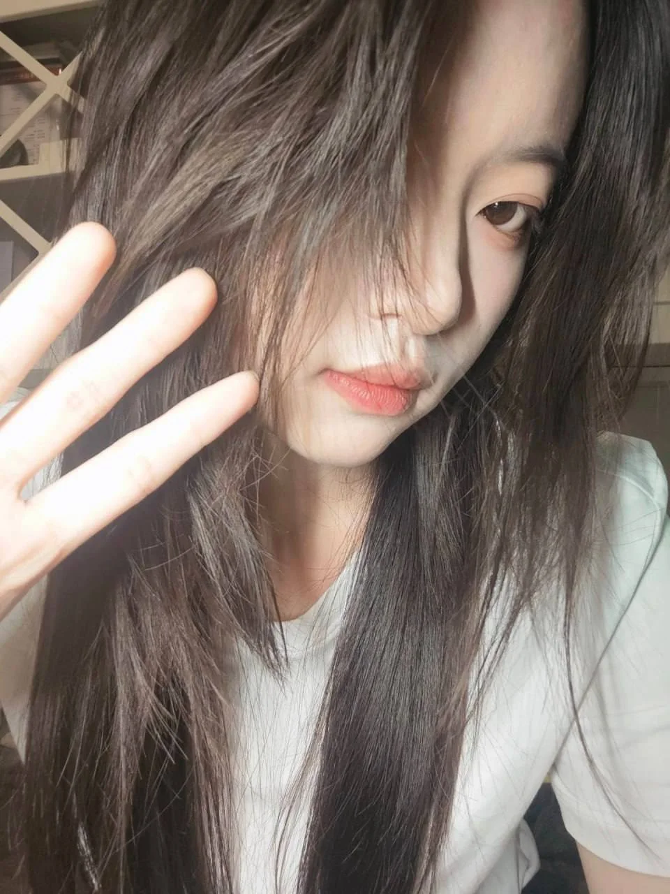 长发女生手指拨开刘海