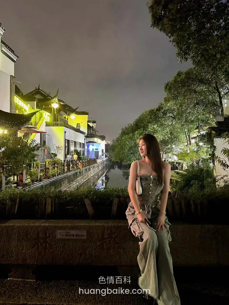 夜间河边古镇 坐在石栏上