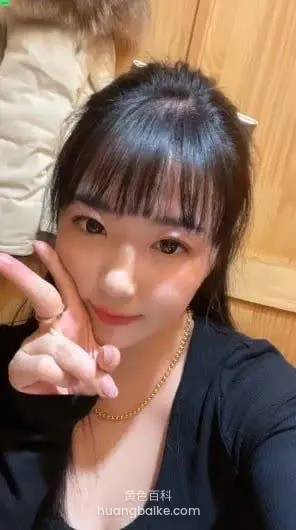 木门前对着镜头比剪刀手