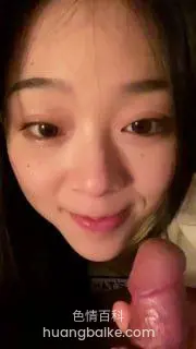 近距离拿着假阳具对着镜头