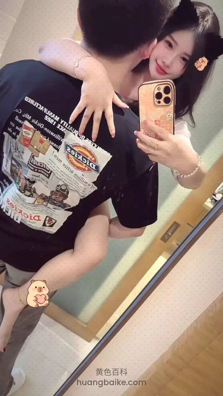 电梯镜子前抱着男人后背自拍，手机举在胸前
