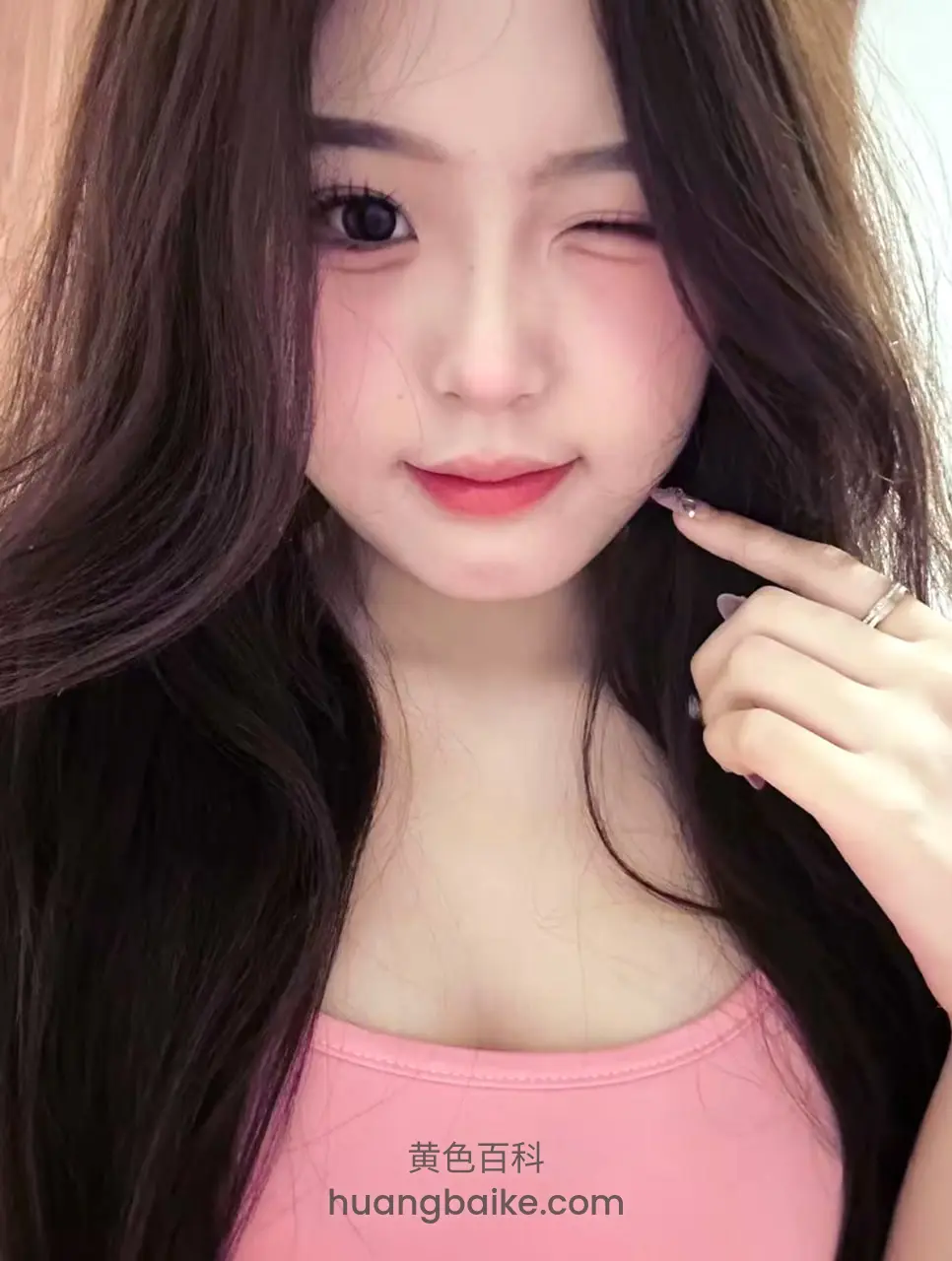 女孩粉色吊带wink手指点脸