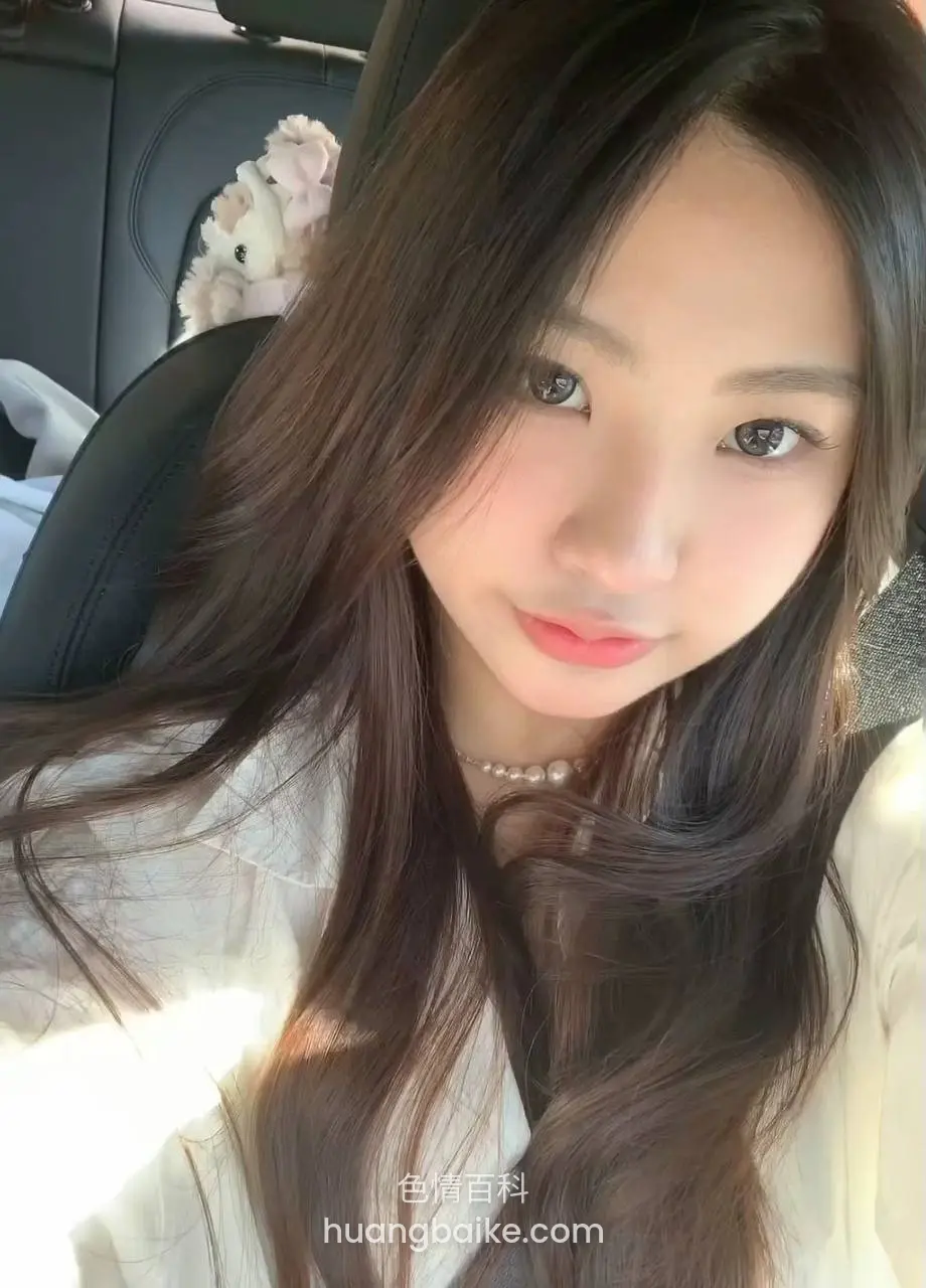 车里镜头对着脸，阳光照亮头发