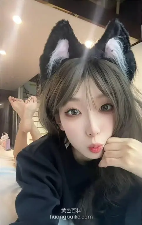 床上翘脚对着镜头嘟嘴