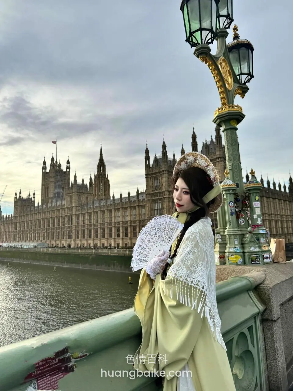 泰晤士河边靠栏杆，镜头对着国会大厦