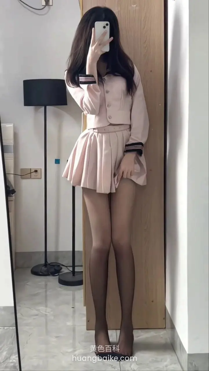 镜子前举手机自拍，手挡住脸