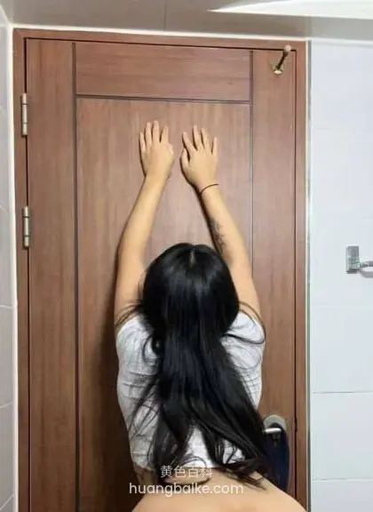 木门前双手举高按着