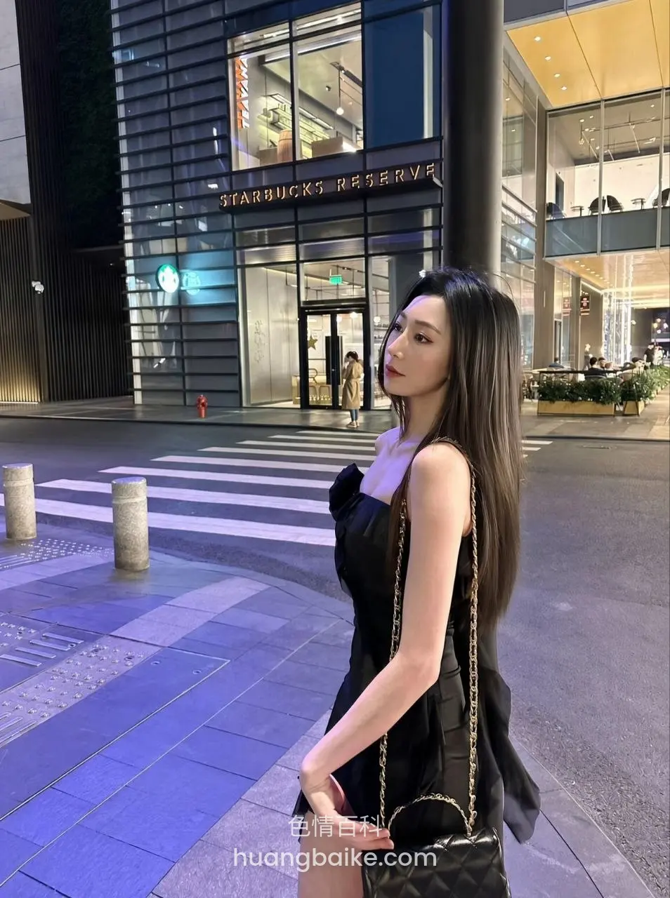 星巴克门前人行道，手提黑包回头看