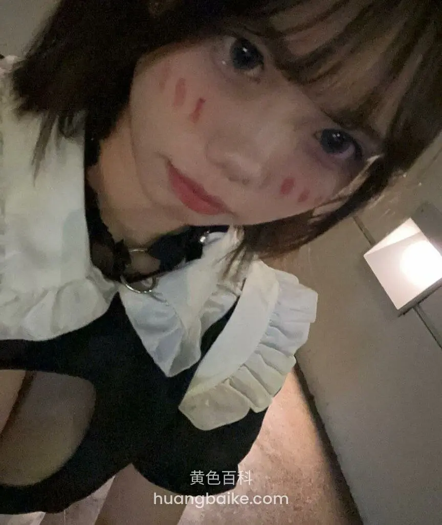 低头自拍，脸上两道红痕