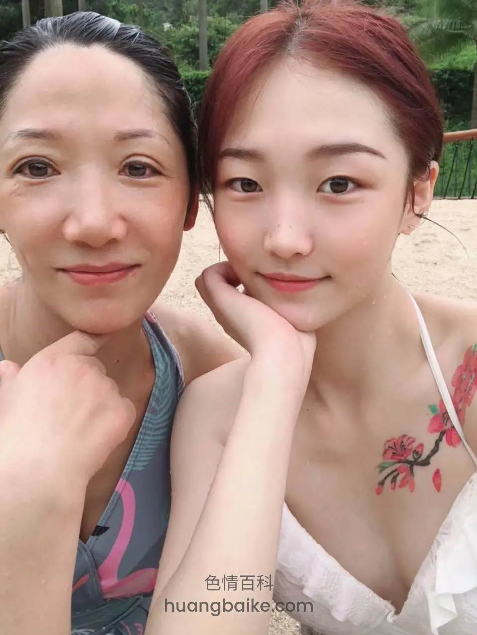 沙地里镜头对着两人脸，右手托腮