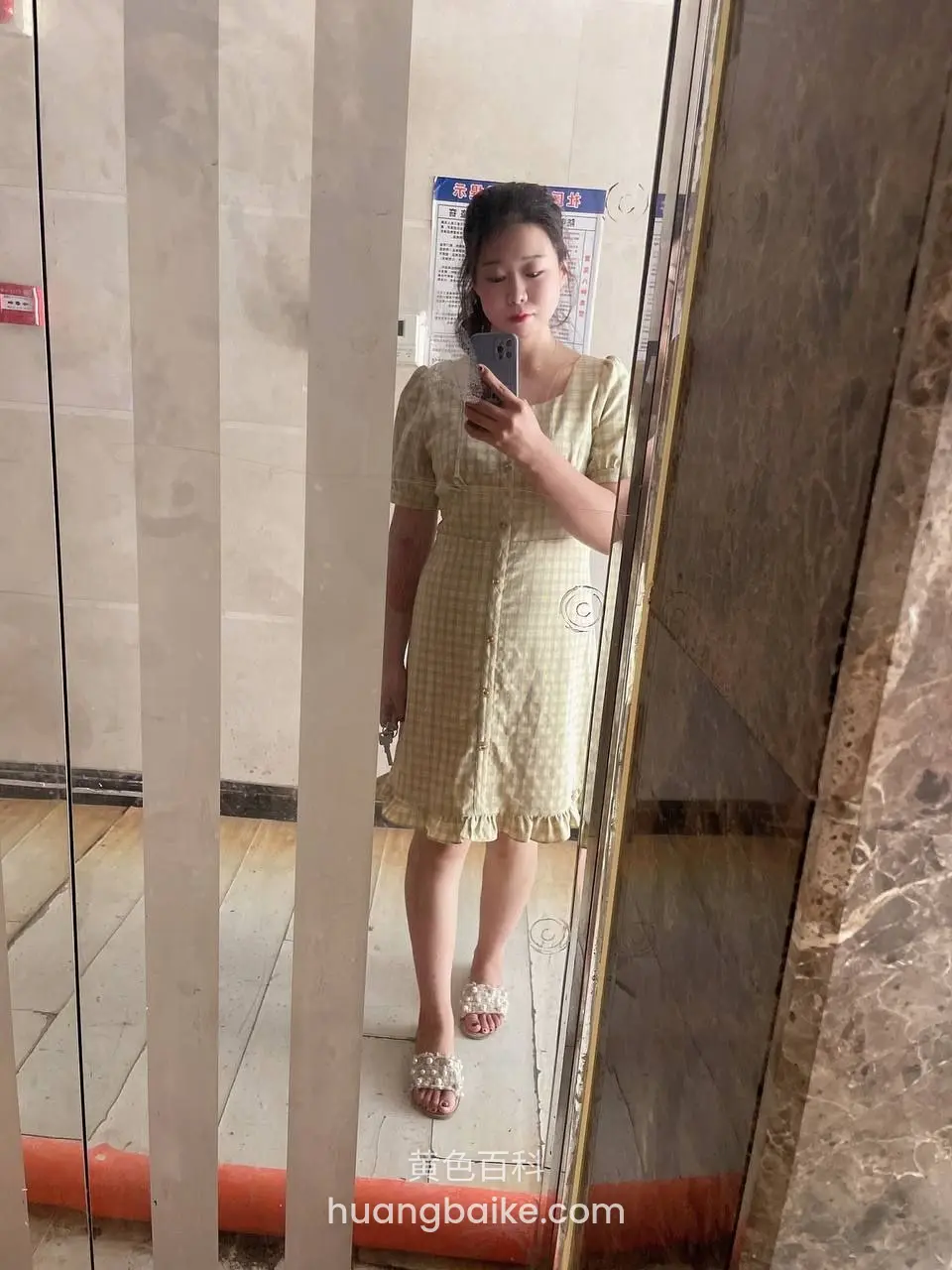镜子前拍全身，手机挡着脸