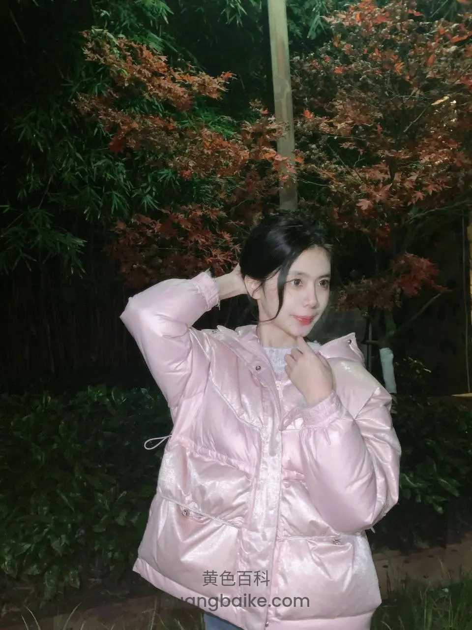 夜里户外手托后颈，另一手拉衣领看镜头